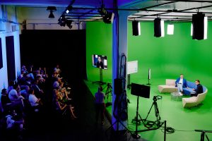 Event hybrydowy w studiu green screen